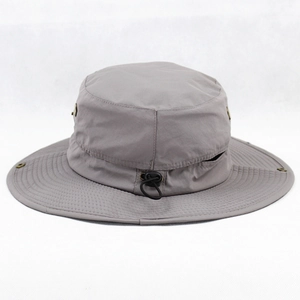 Détail d'un chapeau de soleil gris avec aérations en maille et mentonnière réglable