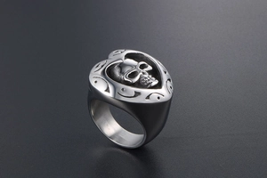 Gros plan de la bague crâne en forme de cœur avec gravures tribales style punk gothique