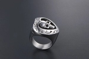 Gros plan sur bague gothique tête de mort en forme de cœur en acier titane avec fini vintage