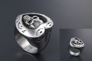 Vue détaillée d'une bague punk vintage couleur argent avec motif cœur et tête de mort