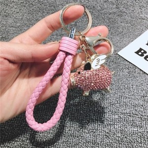 Portachiavi maialino volante con cristalli rosa e cinturino in pelle