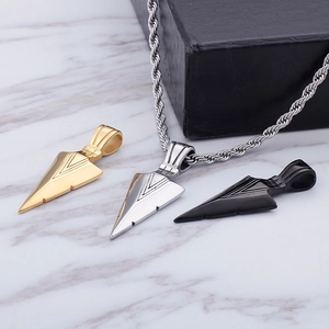 Colliers classiques avec pendentif triangle en acier inoxydable noir, or et argent pour hommes