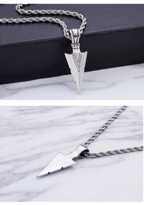 Vue détaillée de face et de côté d'un pendentif en forme de fer de lance en argent