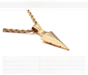 Détail du pendentif flèche dorée avec chaîne torsadée montrant le placage or 18 carats