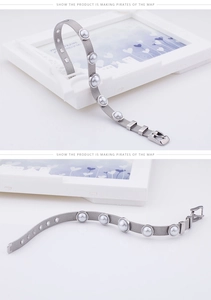 Détail du bracelet en maille d'acier inoxydable argenté avec perles et boucle réglable