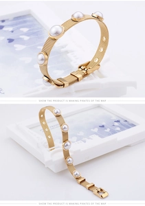 Détail du bracelet en maille dorée avec perles blanches et boucle de style montre réglable