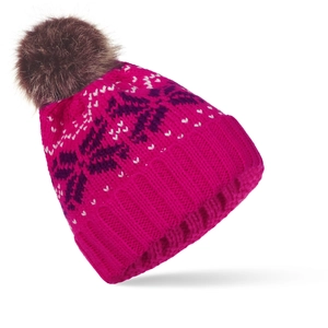 Détail d'un bonnet d'hiver en maille avec motif flocon jacquard et pompon en fausse fourrure