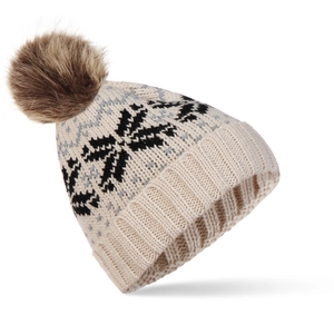 Détail du bonnet en tricot beige à motif flocon de neige et pompon en fausse fourrure