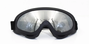 Detail view of X400 windproof ski goggles with silver mirrored lenses and black frame