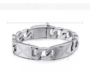 Detailansicht des Titanstahl-Armbands mit Maßen von 220 mm Länge und 15 mm Breite