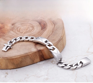 Detailansicht des schweren Panzerarmbands mit X-Muster und diamantbesetzten Platten