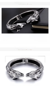 Détails du bracelet tête de dragon punk montrant les dimensions 61x15mm et le poids