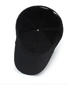 Vue détaillée de l'intérieur d'une casquette noire montrant la structure à six panneaux