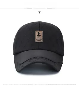 Détail de casquette de baseball noire matelassée avec couture losange et patch en cuir