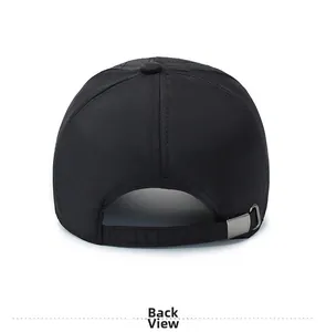 Vue détaillée de l'arrière de la casquette de baseball noire avec boucle métallique