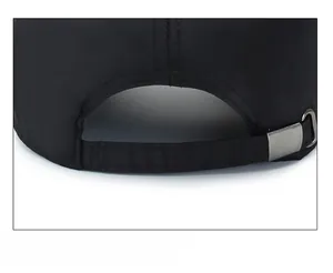 Détail de la boucle métallique réglable et de la sangle au dos de la casquette noire