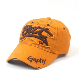 Gros plan sur la casquette en coton orange avec détails usés et broderie 3D vintage