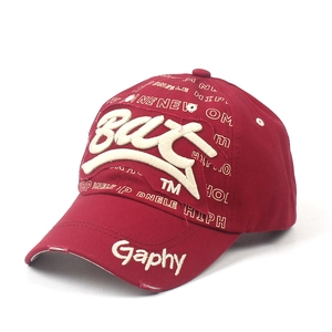 Détail de casquette de baseball rouge foncé avec broderie 3D et imprimés street style