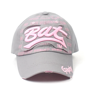 Détail de casquette grise avec broderie 3D rose et imprimés de lettres hip-hop