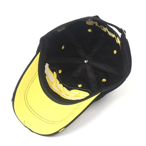 Vue intérieure de la casquette de baseball noire et jaune avec broderie fine