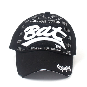 Détail de la casquette noire avec broderie Bat blanche en 3D et imprimé street intégral