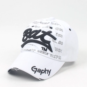 Détails de la casquette blanche style usé avec broderie BAZ et imprimés street style urbain