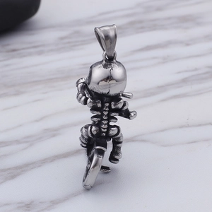 Pendentif moto crâne punk en argent pour homme sur fond de marbre blanc
