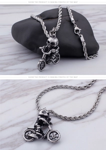 Détail macro du pendentif moto tête de mort punk avec finition en acier oxydé vintage