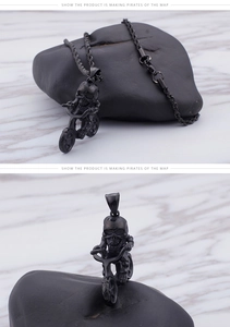 Détail macro du pendentif moto tête de mort punk en noir mat avec cordon tressé