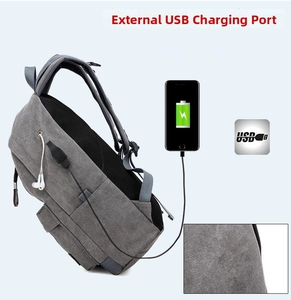 Dettaglio della porta di ricarica USB esterna e del foro per le cuffie sulla borsa in tela