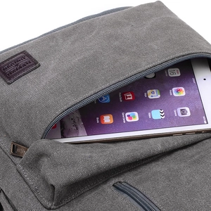 Zaino in tela grigio scuro con patch in pelle e scomparto dedicato per contenere tablet