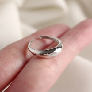 Nahaufnahme des minimalistischen, polierten 925er Silberrings mit glänzendem Finish