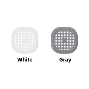 Dettaglio macro del filtro per lavandino in silicone con fori di scarico bianco e grigio