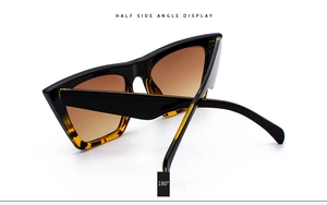 Detail der quadratischen Cat-Eye-Sonnenbrille mit Schildpatt-Rahmen und 180 Grad Scharnier