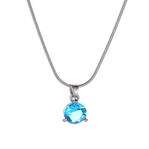 Vue macro d'un collier chaîne serpent argenté avec pendentif en zircon bleu serti