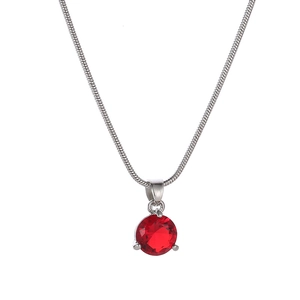 Détail du collier en argent avec un pendentif rond brillant en zircon rouge éclatant