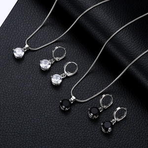 Vue détaillée des ensembles collier et boucles d'oreilles en argent avec zircons circulaires