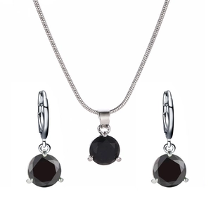 Vue détaillée de l'ensemble collier et boucles d'oreilles argentés avec zircons noirs