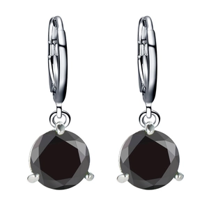 Détail de boucles d'oreilles pendantes en argent avec zircons noirs ronds sur fond blanc