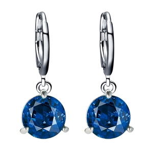 Détail de boucles d'oreilles anneaux en argent avec pendentifs ronds en zircon bleu