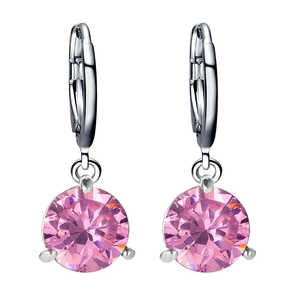 Détail de boucles d'oreilles en argent avec pendentifs ronds en zircon rose et fermoirs