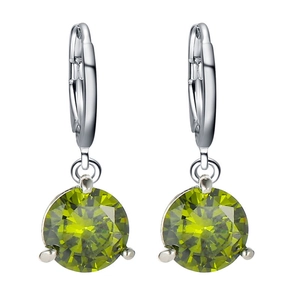 Détails de boucles d'oreilles argentées avec pierres précieuses vert olive taillées