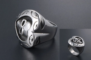 Vue macro d'une bague tête de mort en acier titane vintage avec gravure punk détaillée