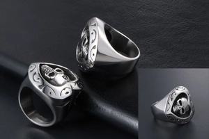 Détails d'une bague tête de mort gothique en acier inoxydable avec contour de cœur sur cuir