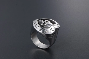 Gros plan détaillé montrant la texture du crâne sur cette bague vintage en acier titane