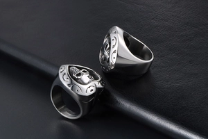 Vue détaillée de la bague crâne en argent au style punk vintage sur cuir noir