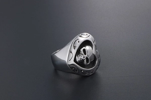 Vue latérale macro d'une bague tête de mort en forme de coeur en acier titane
