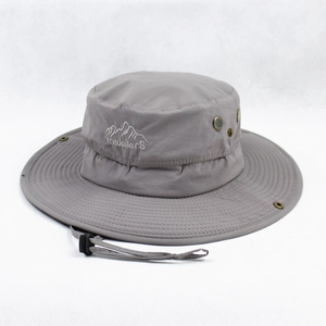 Détail du chapeau de soleil gris avec broderie de montagne et cordon de serrage réglable