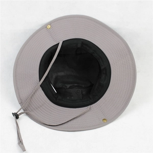 Détail du chapeau de soleil gris avec doublure en maille respirante et cordon réglable