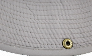 Détail macro du chapeau de soleil gris montrant les coutures et l'oeillet métallique